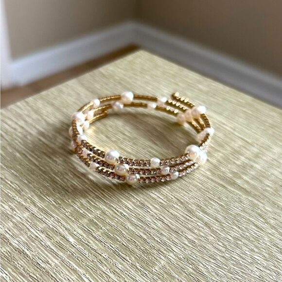 NWOT … Gold & White Pearl Coil Bracelet - Picture 1 of 3